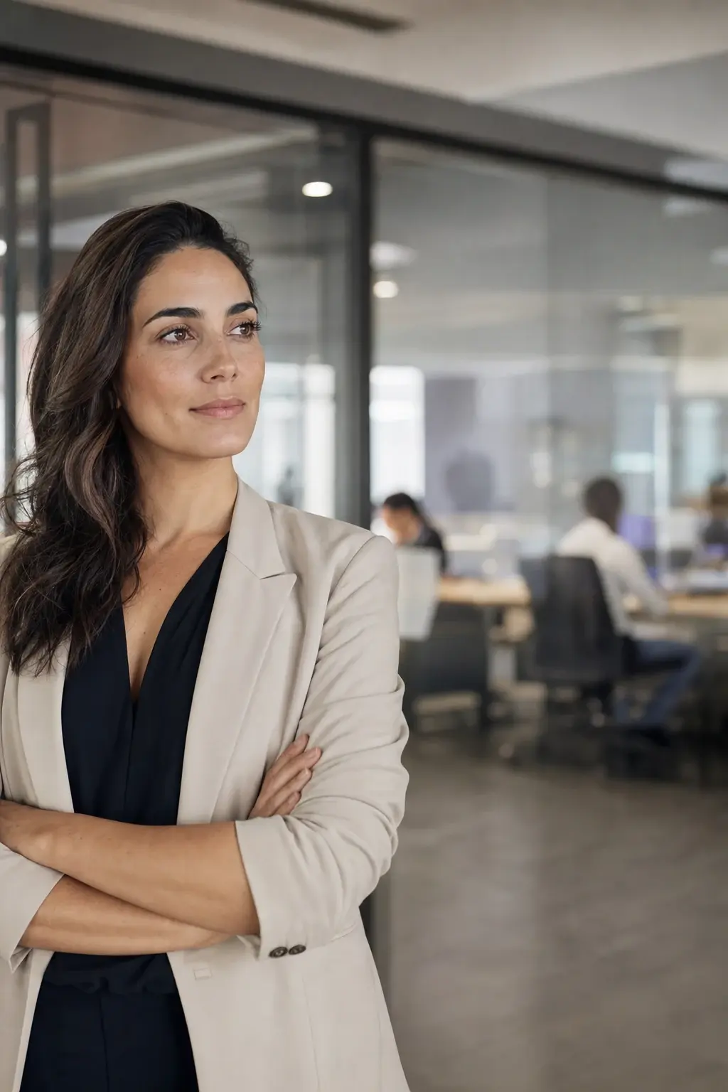 Ejecutiva en oficina moderna con expresión confidente y mirada estratégica