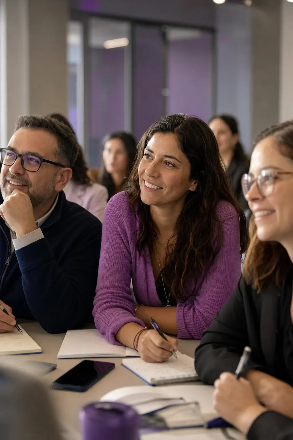 Profesionales en clase ejecutiva tomando notas con expresiones atentas