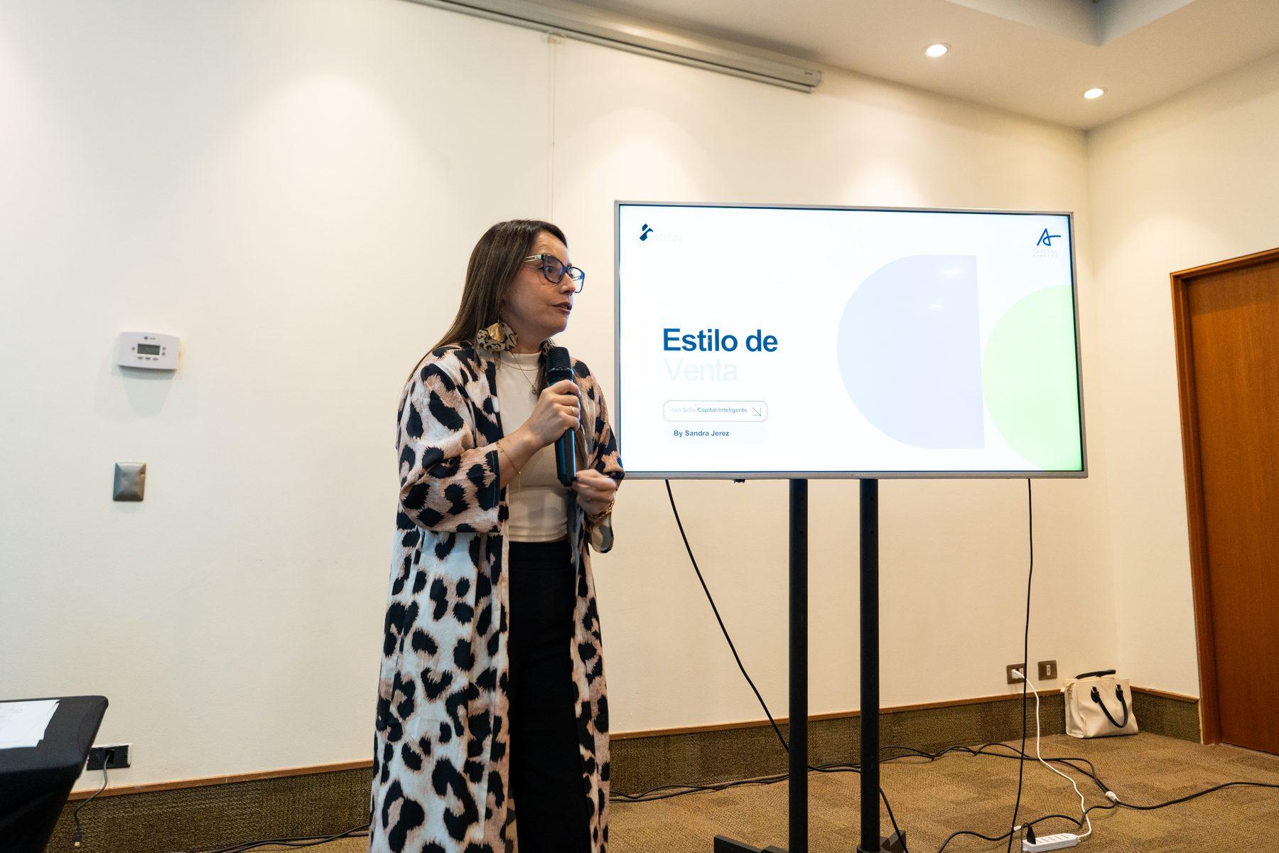 Docente exponiendo frente a una generación del Diplomado